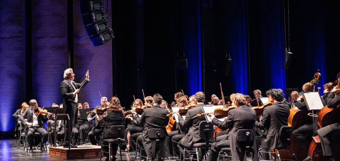 Daniel Raiskin leading the Winnipeg Symphony Orchestra.